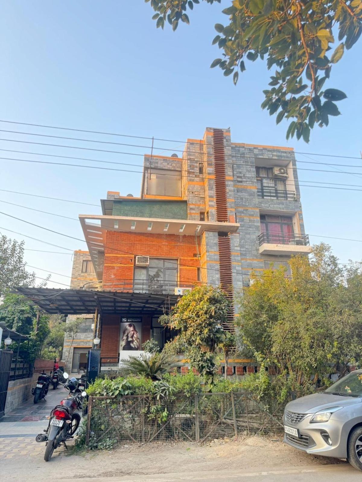 Hotel Warm Welcome - Noida Sector 51 Bagian luar foto