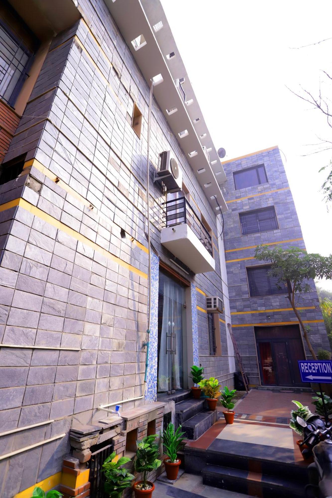 Hotel Warm Welcome - Noida Sector 51 Bagian luar foto