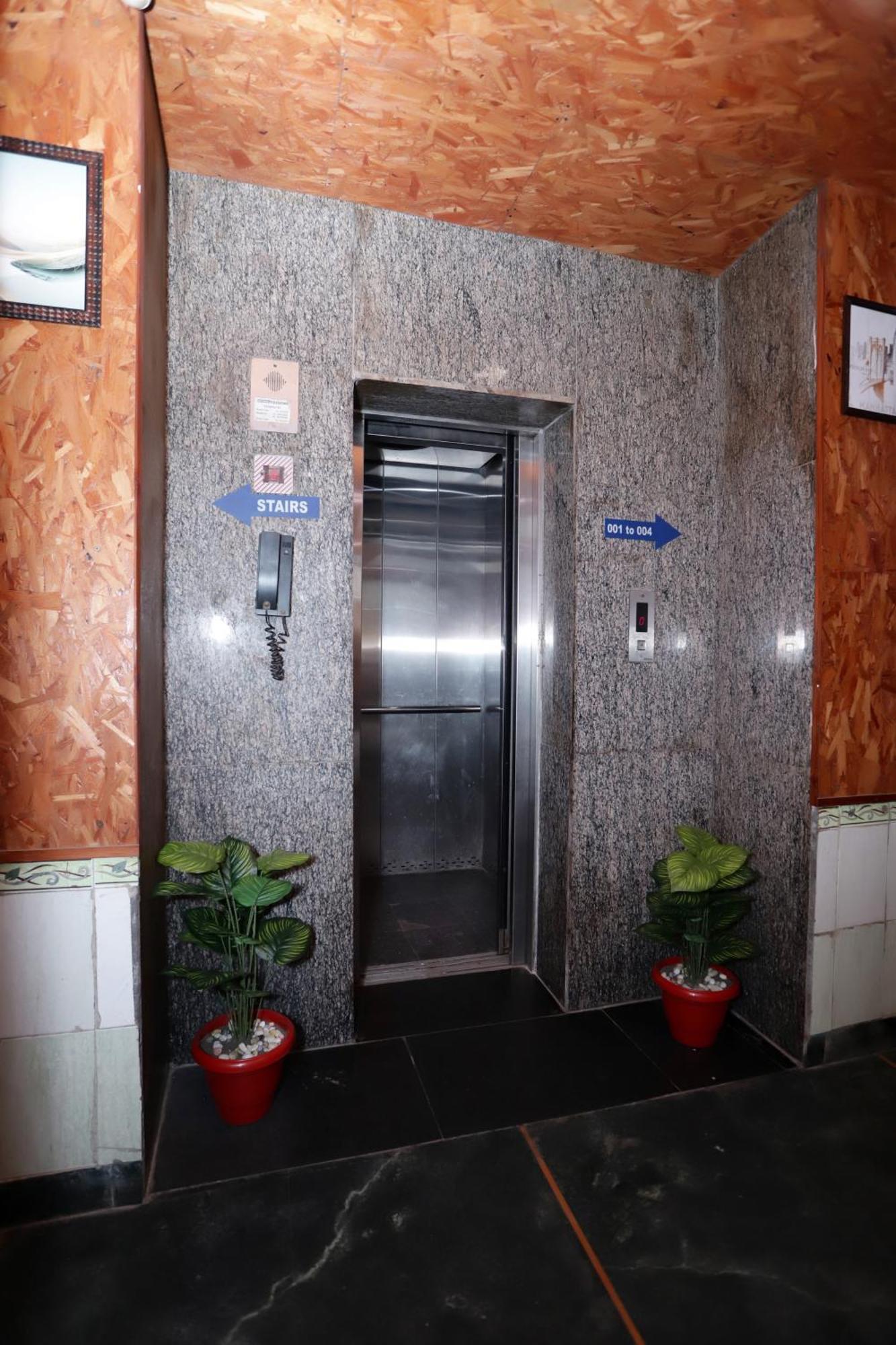 Hotel Warm Welcome - Noida Sector 51 Bagian luar foto