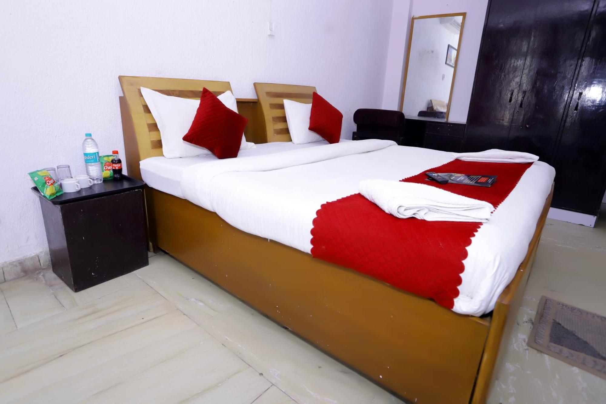 Hotel Warm Welcome - Noida Sector 51 Bagian luar foto