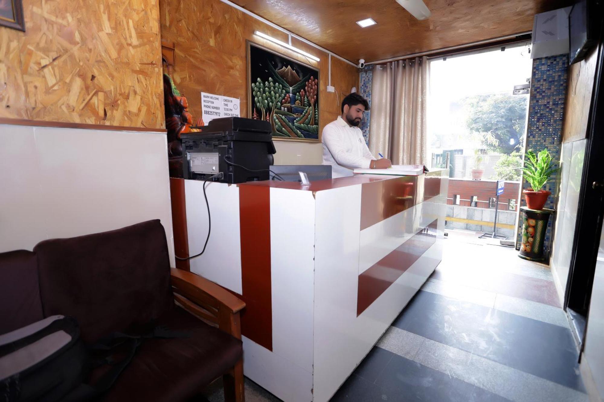 Hotel Warm Welcome - Noida Sector 51 Bagian luar foto