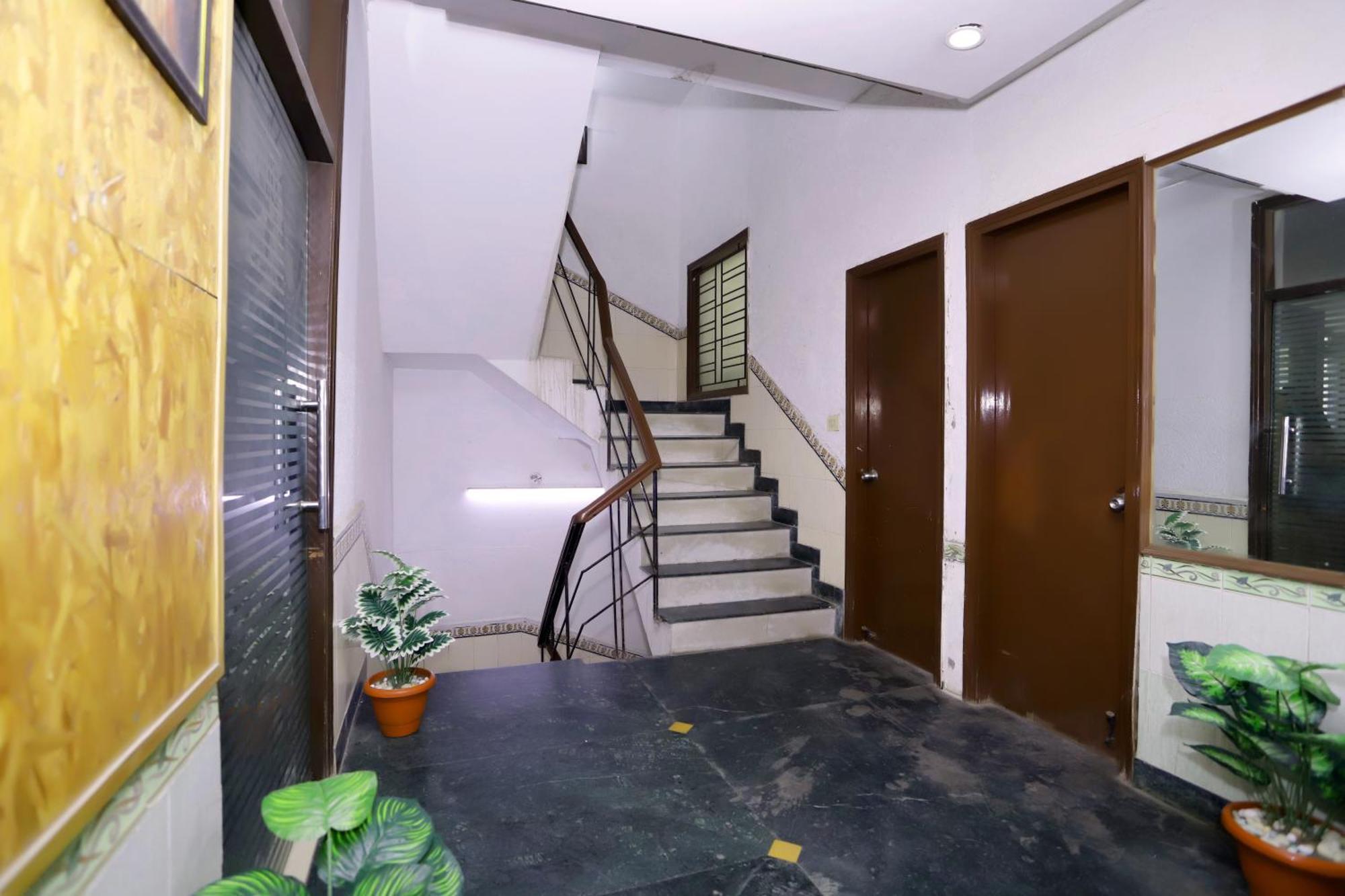 Hotel Warm Welcome - Noida Sector 51 Bagian luar foto