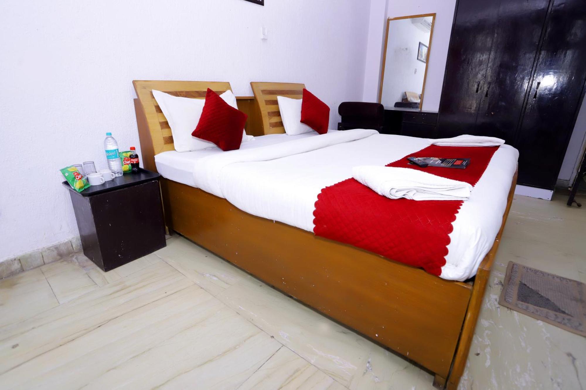 Hotel Warm Welcome - Noida Sector 51 Bagian luar foto